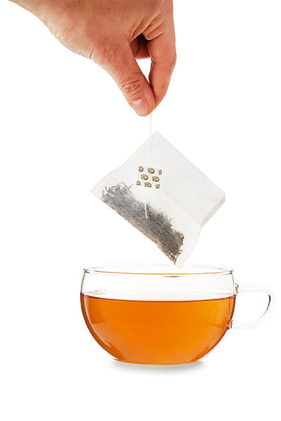 Teebeutel mit Hand