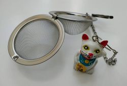 Tee Ei "Lucky Cat", Edelstahl mit Anhänger Winkekatze