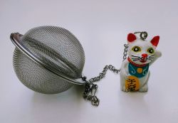 Tee Ei "Lucky Cat", Edelstahl mit Anhänger Winkekatze